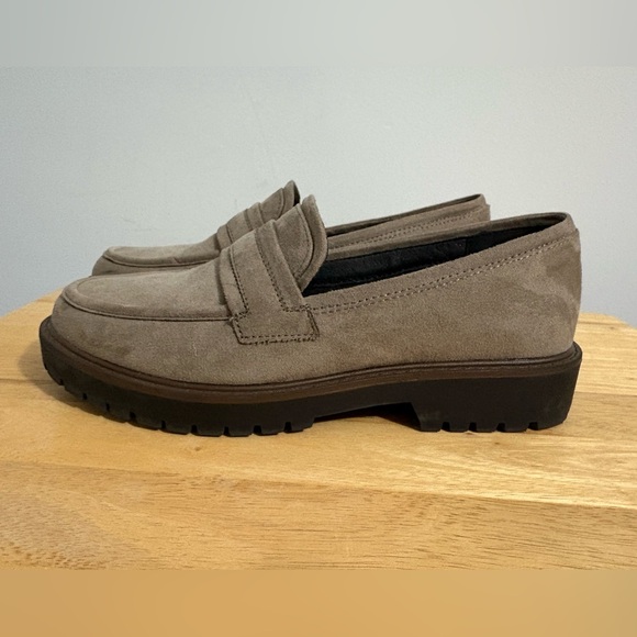 Indigo Rd. Women's Haven Taupe Faux Suede Loafers Size 8 - Picture 2 of 10